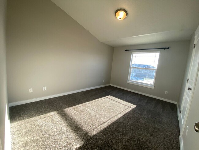 Building Photo - Beautiful 4-bedroom 2.5 bath home located ...