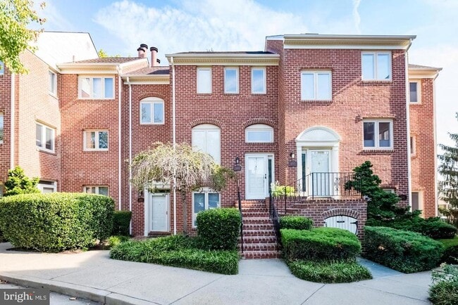 Building Photo - 1849 N Uhle St