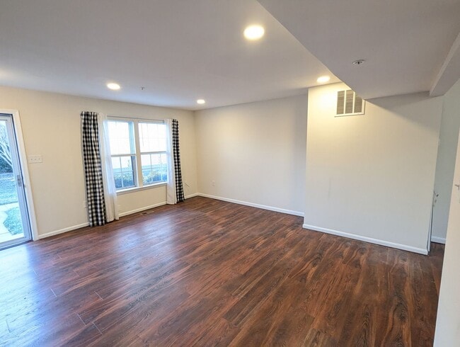 Building Photo - Well maintained townhouse in Robin Meadows Community with updated features available mid January!