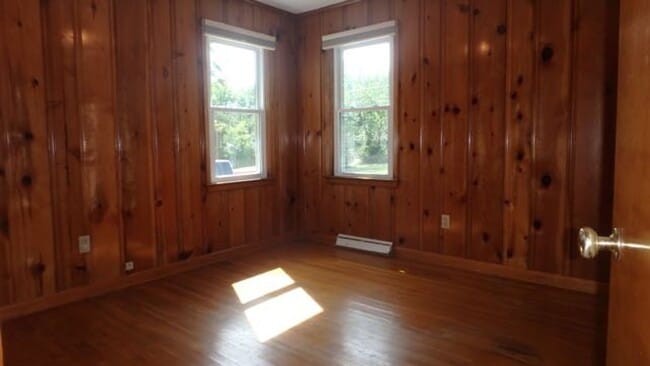Building Photo - Wonderful 3 Bed 1 Bath House w/ Bonus Room!