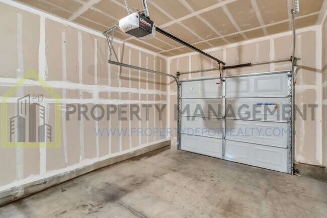 Building Photo - Spacious 2 (or 3!) Bed Condo in Gated Community