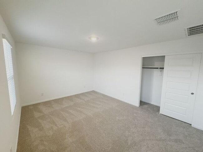 Building Photo - NEW 5 BEDROOM 3 BATHROOM HOME AVILABLE FOR RENT!