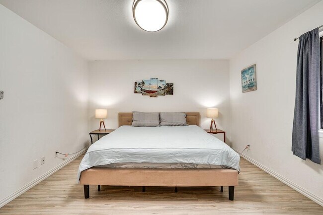 Building Photo - 6648 E Lovers Ln