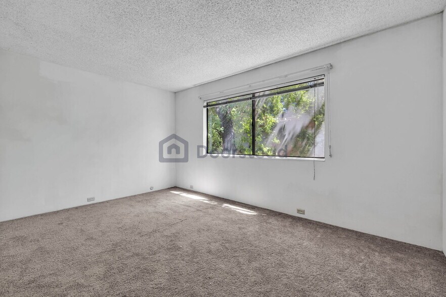 Building Photo - 724 Woodside Ln E