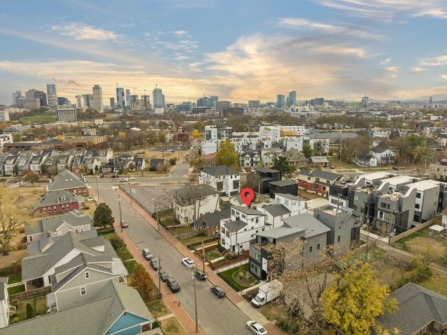 Building Photo - Spacious 4-Bed Gem in Nashville: 2360 sq f...