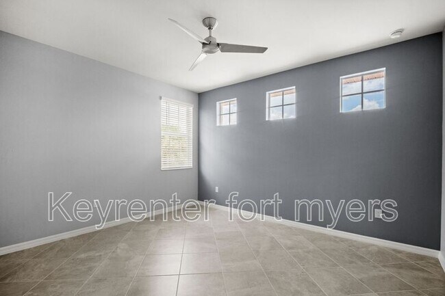 Building Photo - 12000 Santaluz Dr