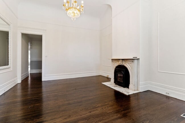 Building Photo - 2 Bed, 2 Bath Victorian Style Condo with M...