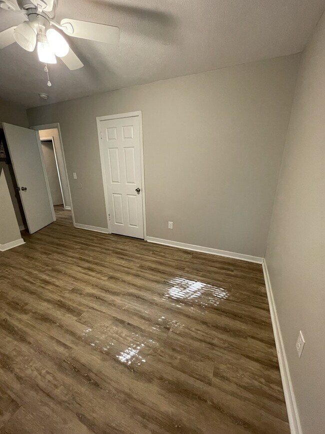 Building Photo - 2118 Thousand Oaks Dr