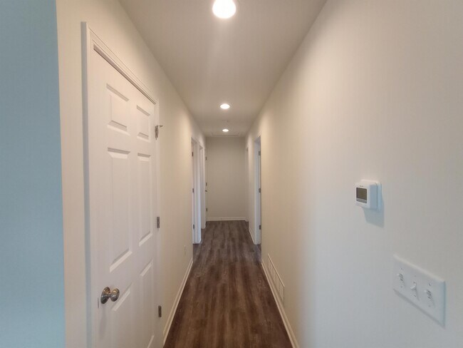 Building Photo - 1429 E Pinecrest Ln