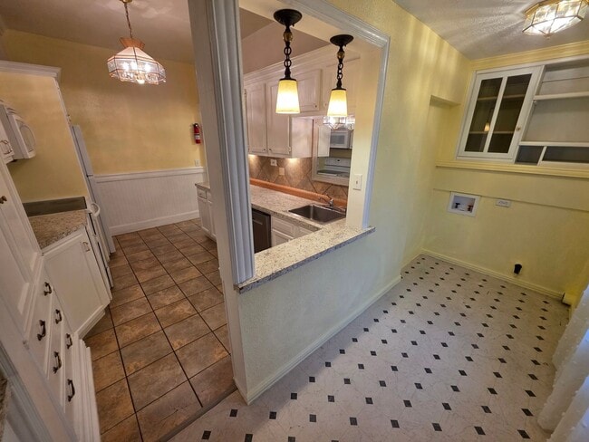 Building Photo - N Madelia St