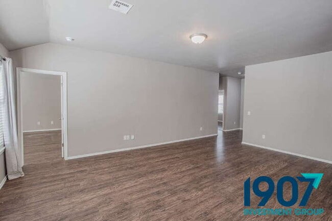 Building Photo - Contemporary 3-Bedroom Home in Yukon – Modern Finishes & Open Layout! - NO PETS - MOVE IN NOW, PA...