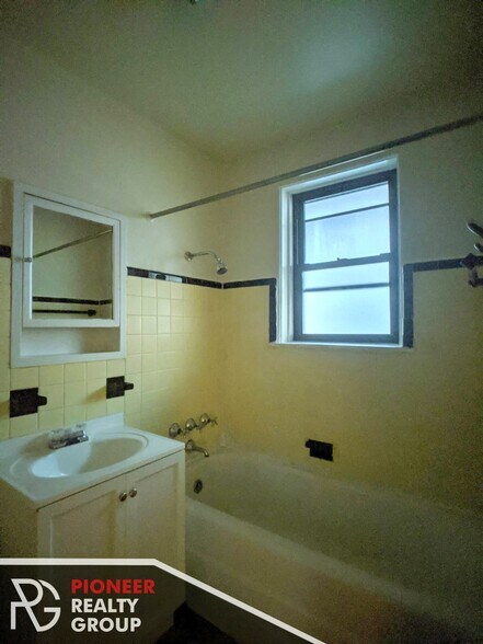 Building Photo - 4409 N Wolcott Ave