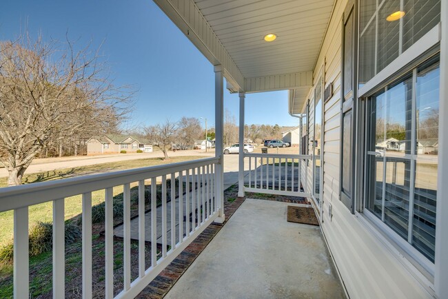 Building Photo - Nicely updated and well-maintained 3 bedro...