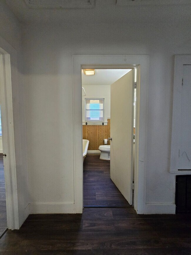 Building Photo - Cute 2 bed, 1 bath