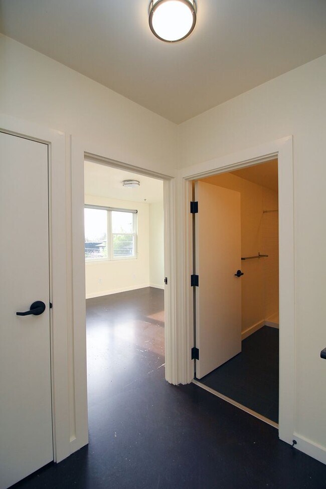 Building Photo - 1460-1460 NE Alberta St