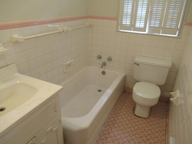 Building Photo - 131 Frances Pl