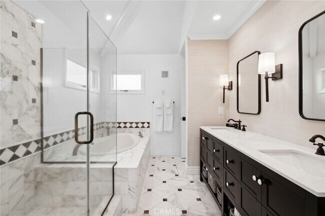 Building Photo - 125 Grand Canal