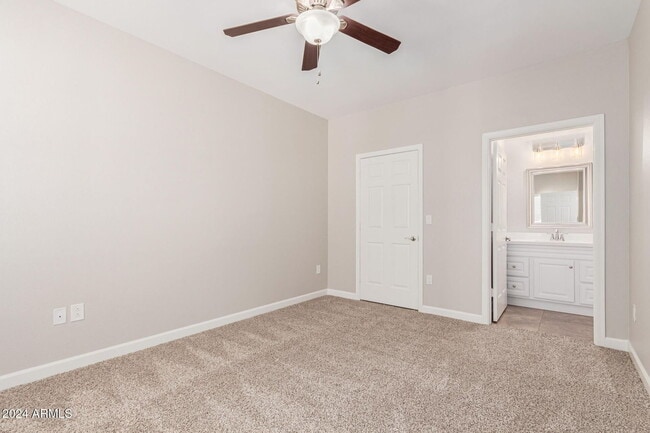 Building Photo - Immaculate Lakewood Community Condo
