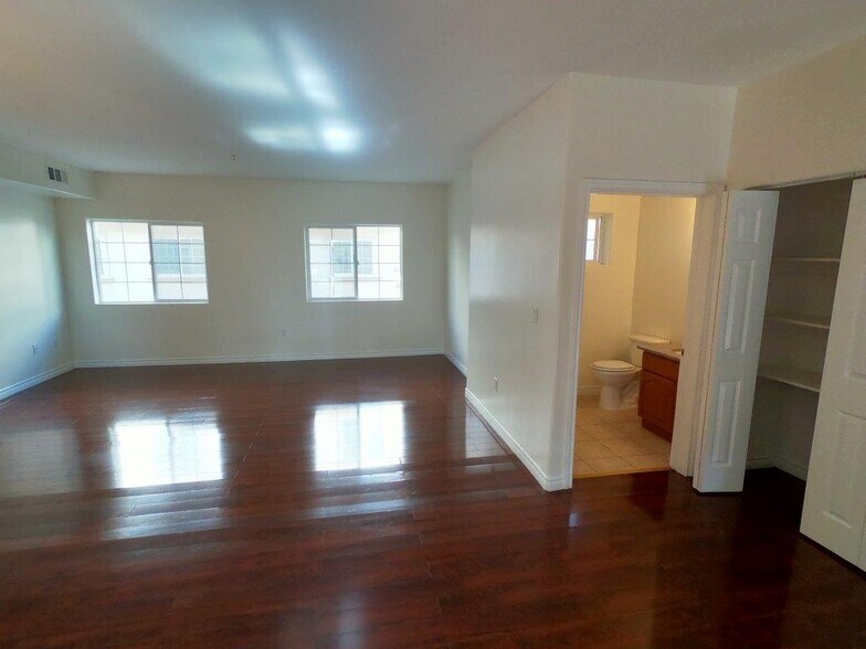 Building Photo - 8735 Cedros Ave