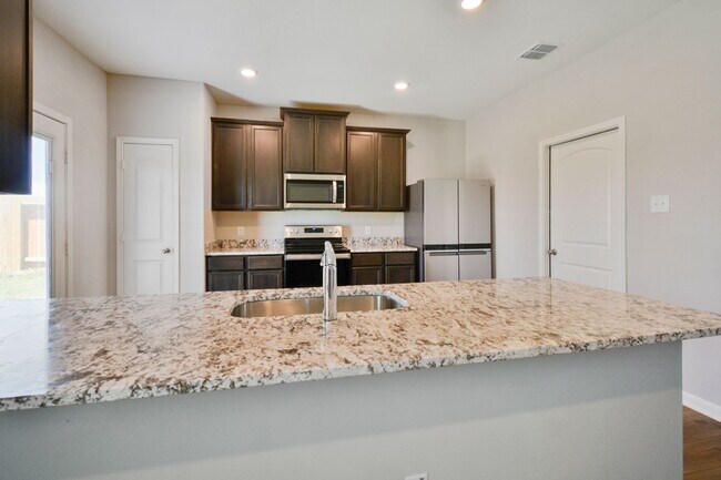 Building Photo - Move-In Ready Home with Spacious Layout and Great Location!