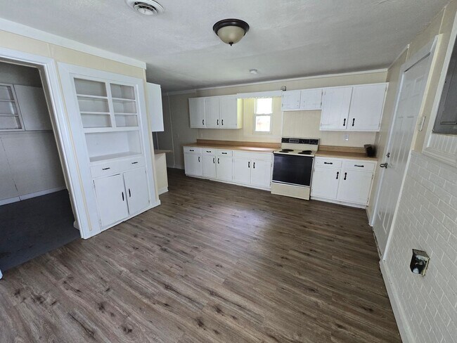 Building Photo - 4BD/1 BA nicely updated home