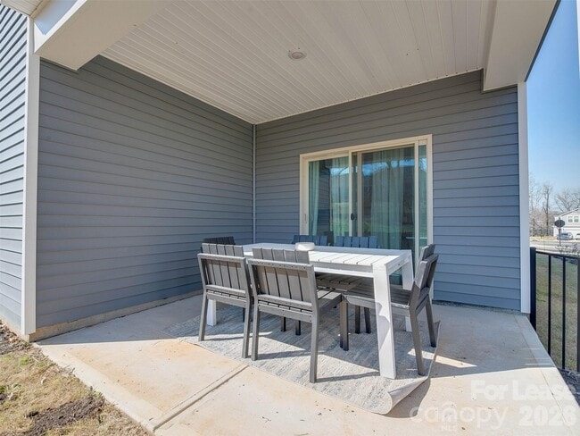 Building Photo - 4009 Woodland View Dr