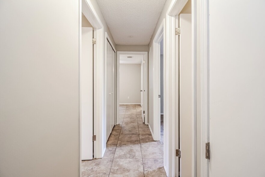 Building Photo - 8244 Yolanda Ct