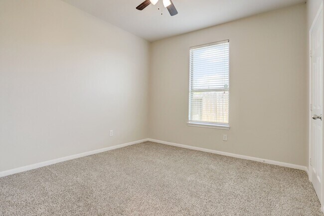 Building Photo - 1011 Larkfield Dr