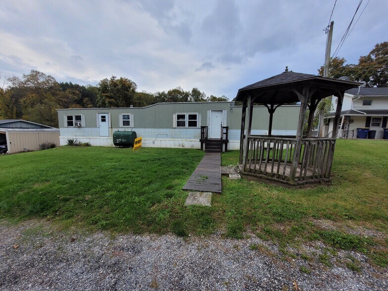 Building Photo - 1100 Pines Rd