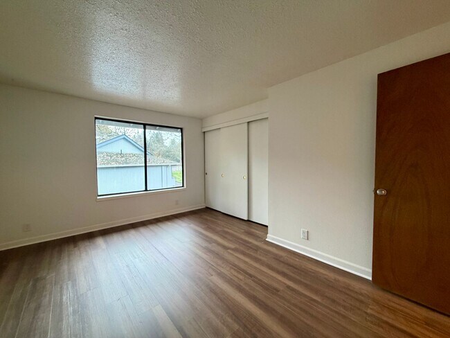Building Photo - **TWO WEEKS FREE RENT** Updated Townhouse in the Heart of Garden Home~ New LVP Flooring~ Washer/D...