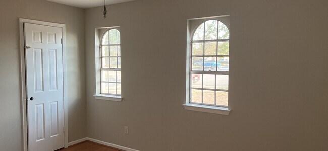 Building Photo - 3 bedroom 2 bathroom!
