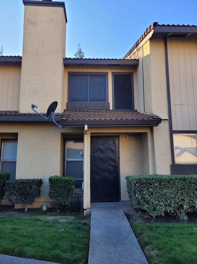 Primary Photo - 2 Bedroom 1.5 Bath Condo - HOA community i...