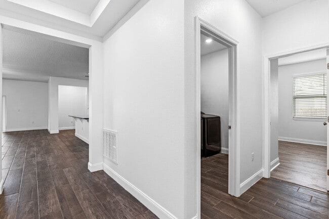 Building Photo - Spacious 4-Bed / 2-Bath Home with 3-Car Garage in Apopka with Modern Touches!