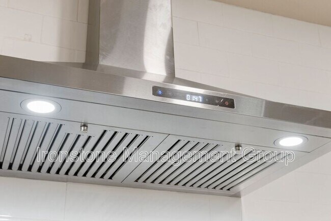 Building Photo - 2618 E 8th St