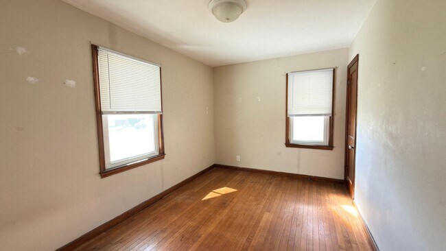 Building Photo - HOUSE....2 Bedroom 1 Bath