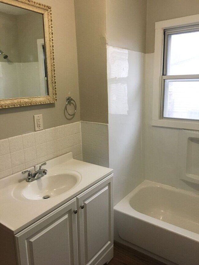 Building Photo - 3 bedroom / 1 bath house for rent - $1100-...