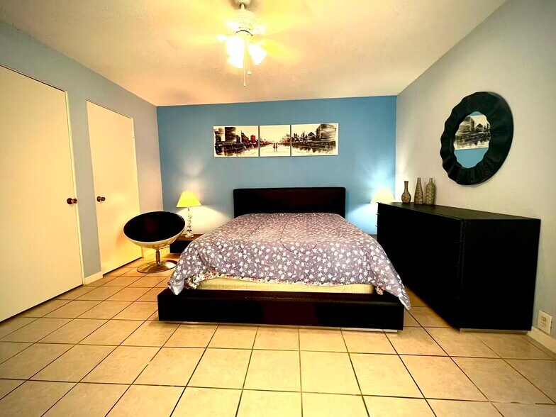 Building Photo - 2201 Fountain View Dr