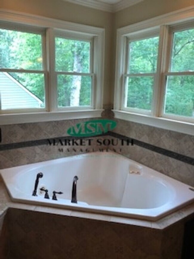 Building Photo - SOUTHBRIDGE BEAUTY- AVAILABLE NOW!