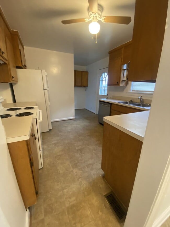 Building Photo - 2 Bedroom 1 Bath