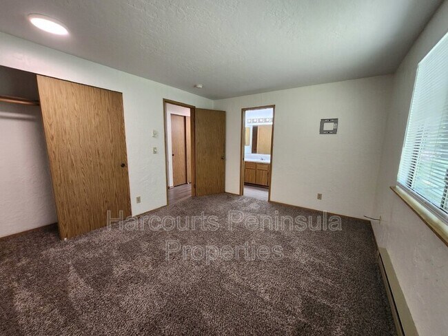 Building Photo - 6465 Lewis Dr NE