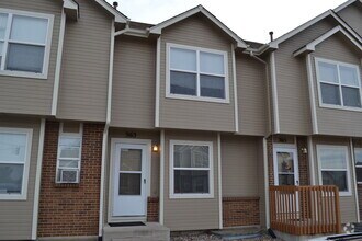 Building Photo - Charming 3 Bedroom Townhome w/ Basement