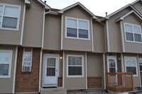 Building Photo - Charming 3 Bedroom Townhome w/ Basement