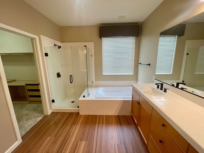 Building Photo - Beautiful Home in ArrowCreek!
