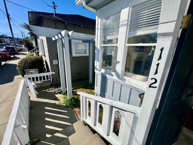 Building Photo - Charming 2 bedroom home in Pacific Grove!