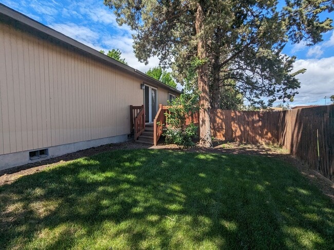 Building Photo - 2x2 duplex with a fenced yard, single-car ...