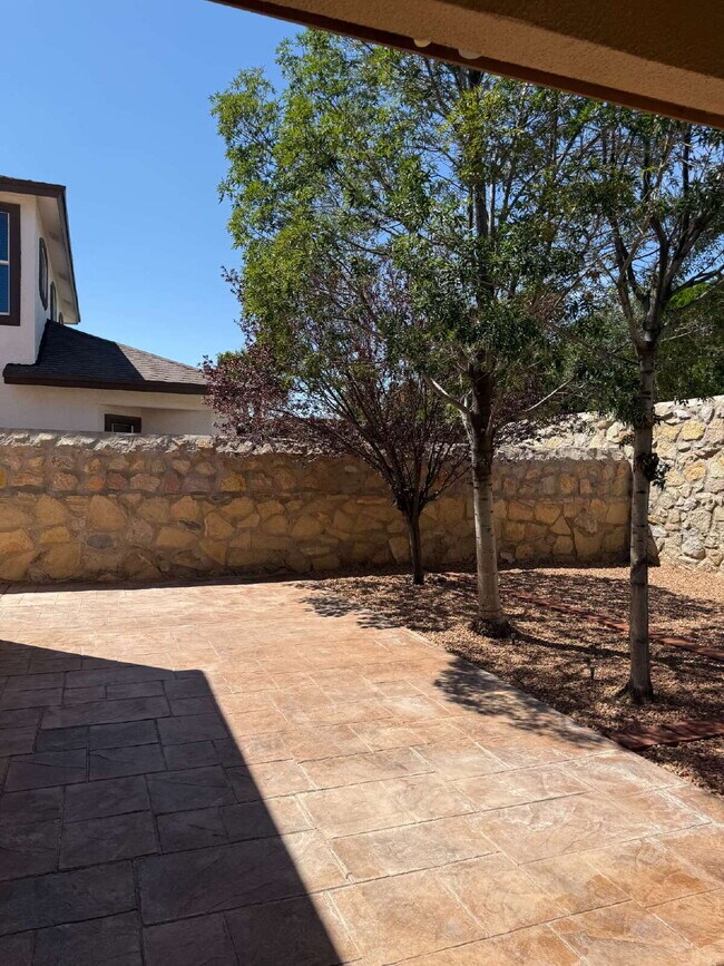 Building Photo - "Spacious 4-Bedroom Oasis with Granite Kit...