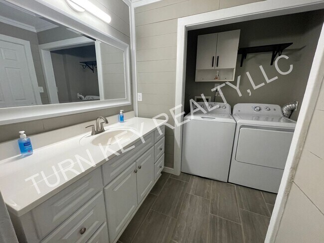 Building Photo - 408 Skyview Dr