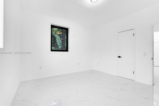 Building Photo - 972 SW 44th Ave