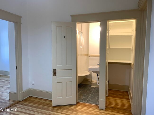 Building Photo - 292 Lark St