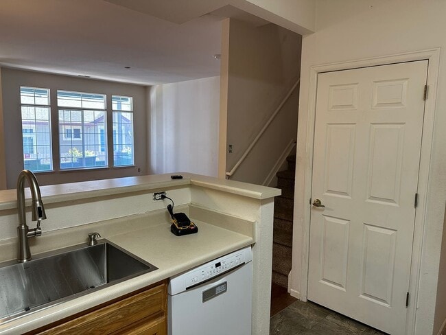 Building Photo - Make this refreshed townhome your own!